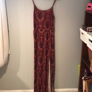 Maxi dress with slit in leg